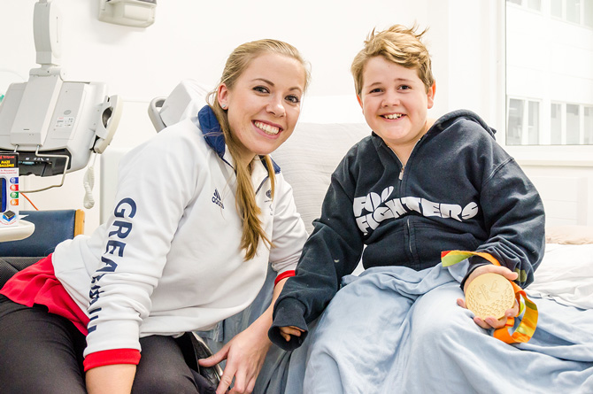 Wheelchair sprinter Hannah Cockroft inspires sick kids